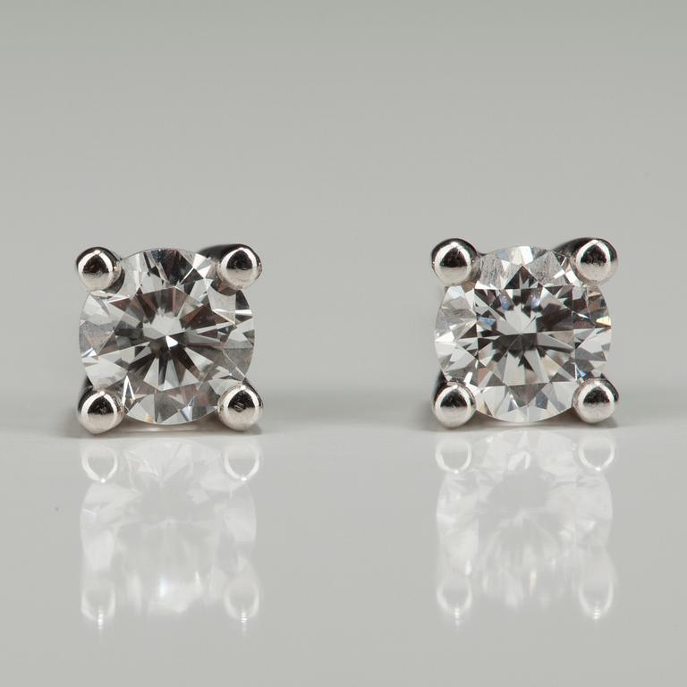 ÖRHÄNGEN, vitguld 18K, briljantslipade diamanter, tot. 0,42 ct. Vikt 1,6 g.