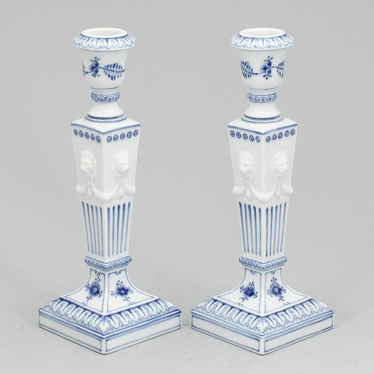 LJUSSTAKAR, ett par, porslin, "Musselmalet", Royal Copenhagen, 1900-talets andra hälft.
