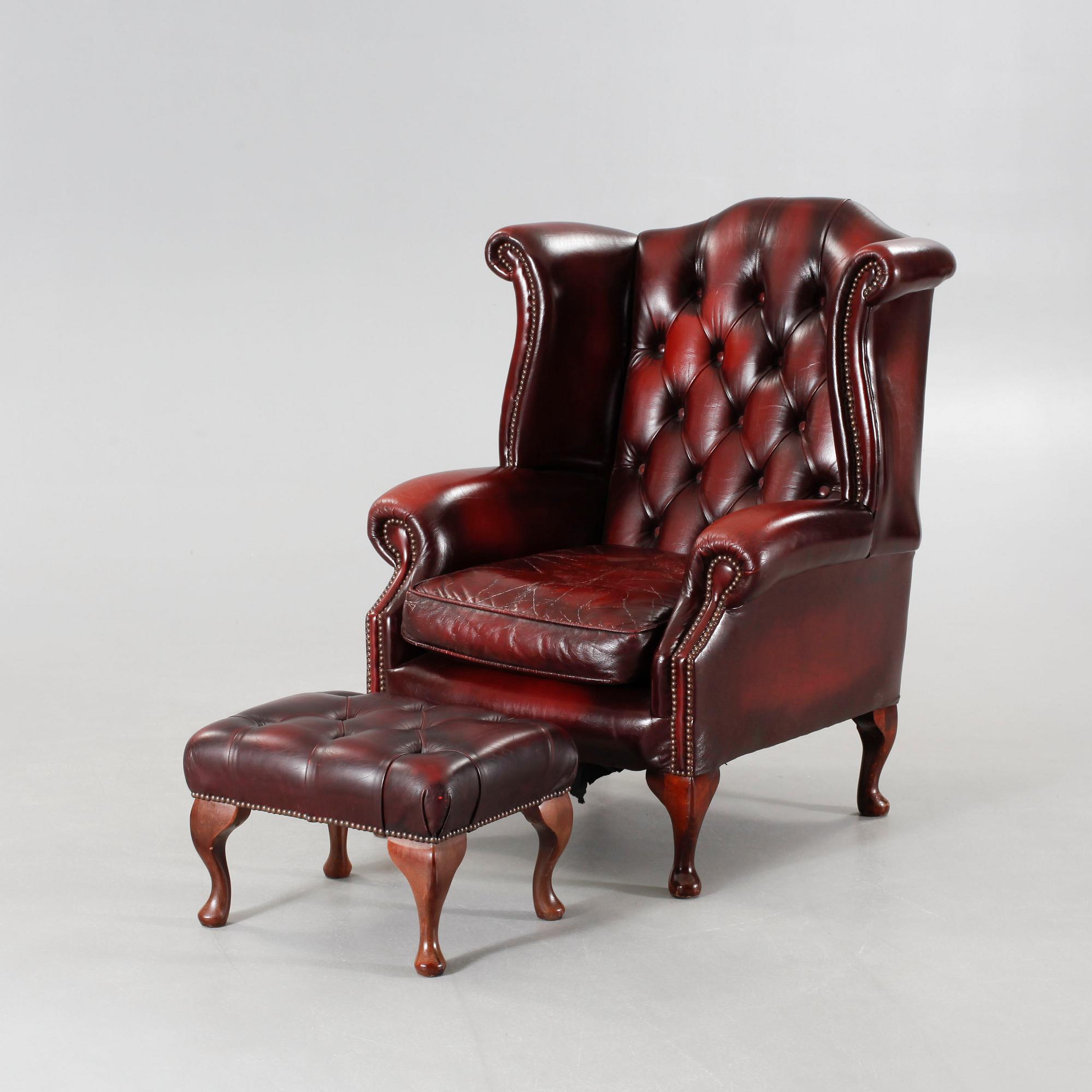 ÖRONLAPPSFÅTÖLJ, samt FOTPALL, chesterfield-modell, England, 1900-talets fjärde kvartal.