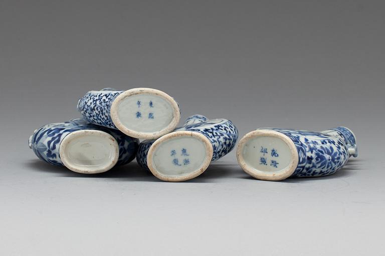 PILGRIMSFLASKOR, 4 st, porslin, Kina, sen Qing-dynasti, 18/1900-tal.