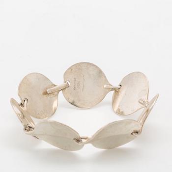 2 silver bracelets, approx 19 x 2 cm approx 20 x 0,5 cm.