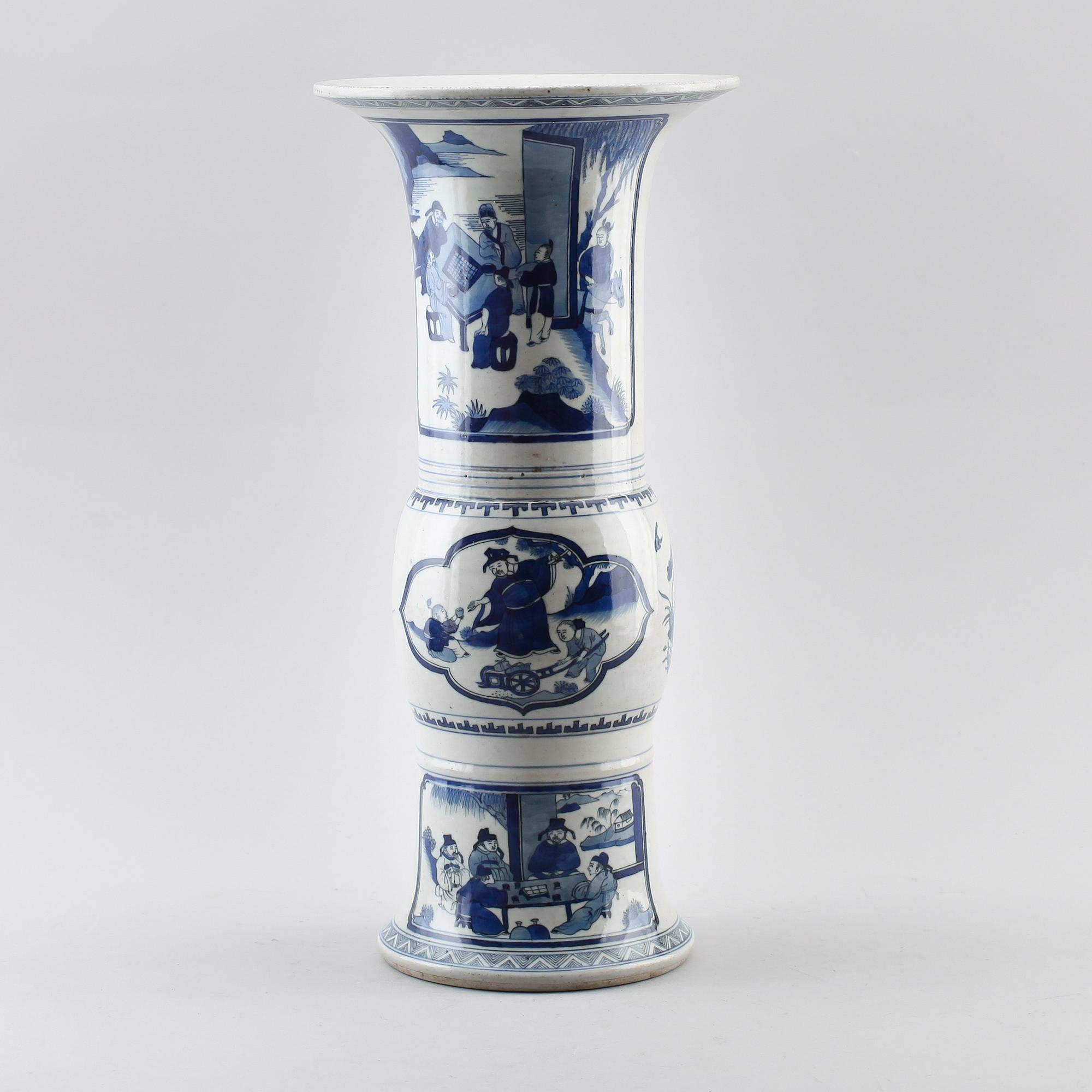 TRUMPETVAS, porslin, Kina, sannolikt 1900-tal.