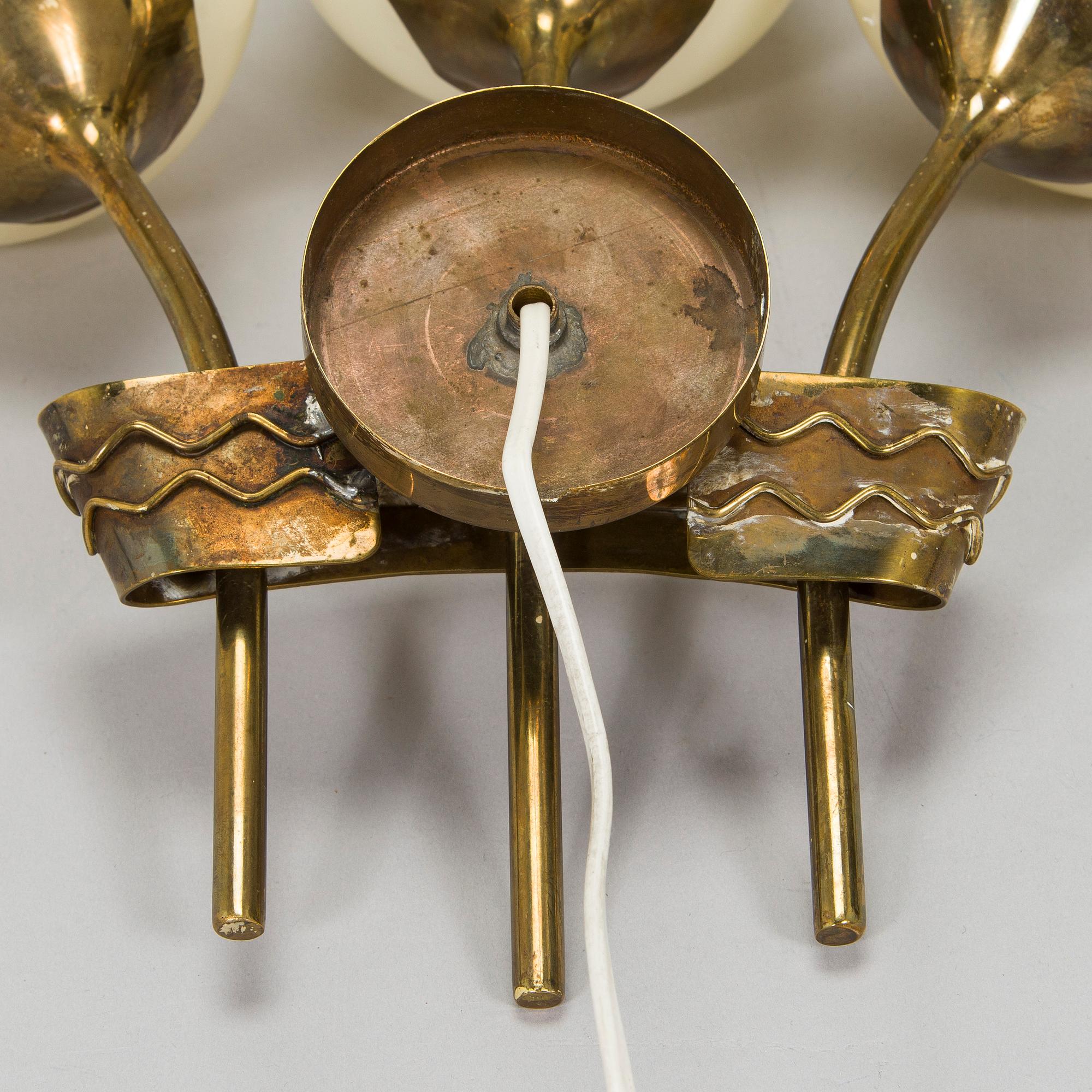 Paavo Tynell, A mid-20th century made to order wall light for Taito.