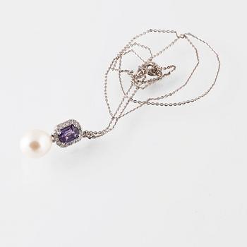 HÄNGE, 18K vitguld med odlad pärla, lila safir ca 0.82 ct samt briljantslipade diamanter ca 0.15 ct Vikt 3,8 gram.