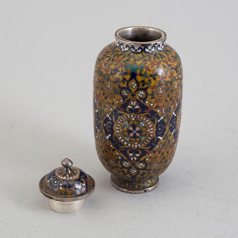 VAS med LOCK, silver. Kina, tidigt 1900-tal, 581,3 gram.