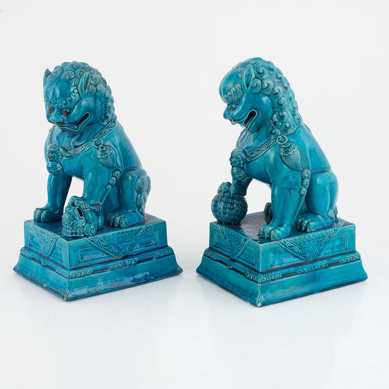 A pair of porcelain Foo dogs, China, 20th Century.