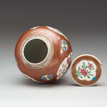 A famille rose jar with cover, Qing dynasty.