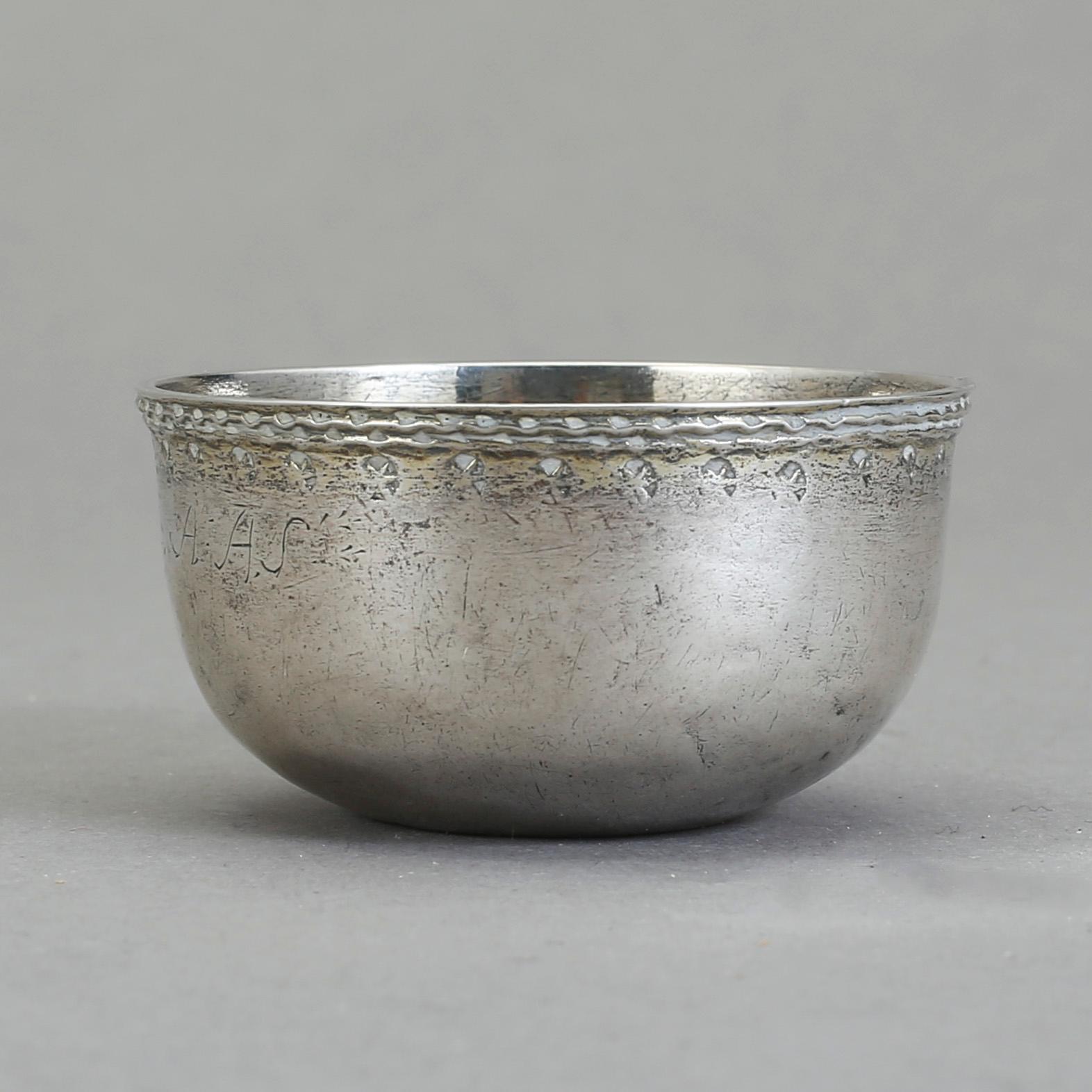 TUMLARE, silver, med otydlig stads och mästarstämpel, 1779. Vikt ca 19 g.