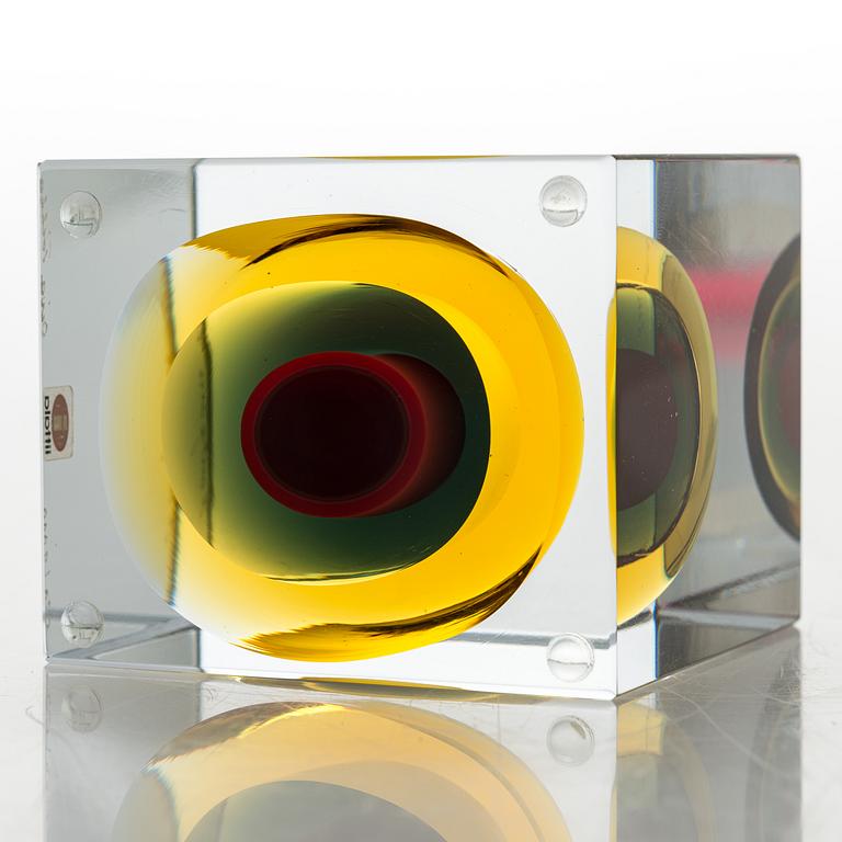 OIVA TOIKKA, AN ANNUAL CUBE, glass, signed Oiva Toikka Nuutajärvi 2006, numbered 570/2000.