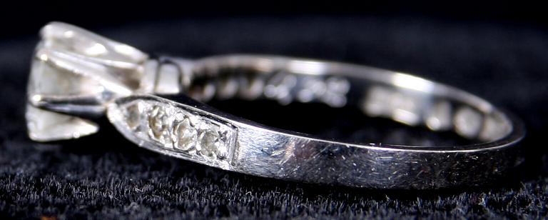 RING, vitguld samt totalt 9 briljantslipade diamanter. Enl inskrip 0.92 ct.