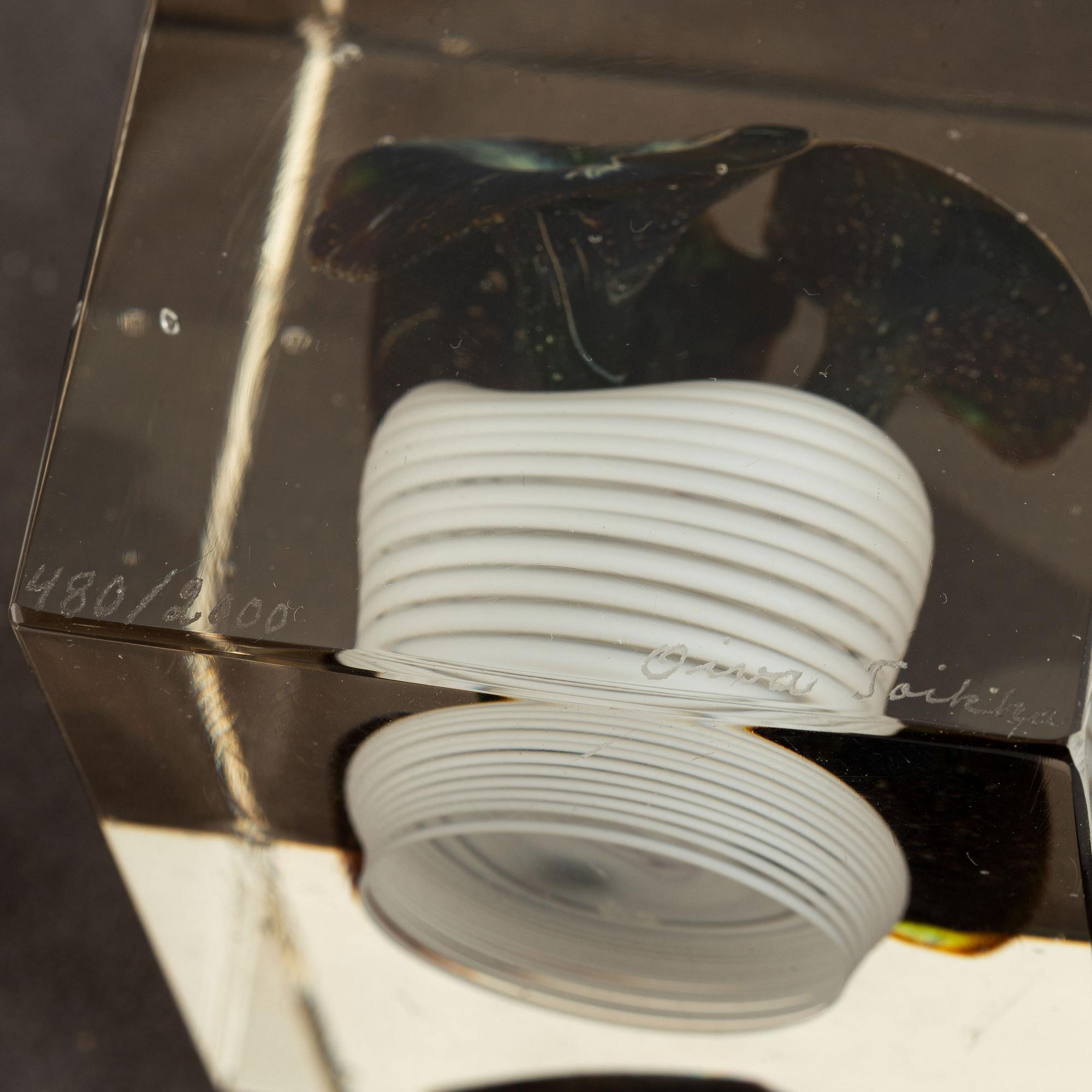 Oiva Toikka, a glass cube, Nuutajärvi Notsjö, 1978, numbered 480/2000.