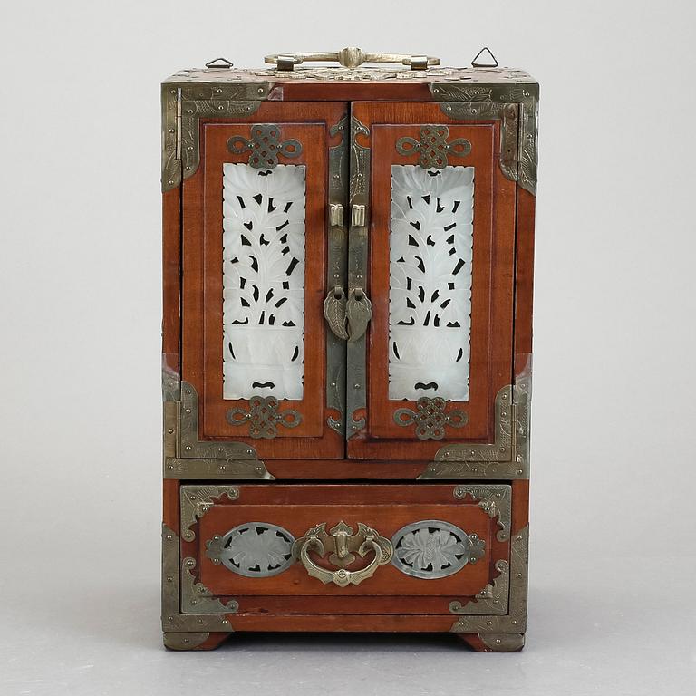 SMYCKESKRIN/MINIATYRSKÅP, Kina 1900-tal.