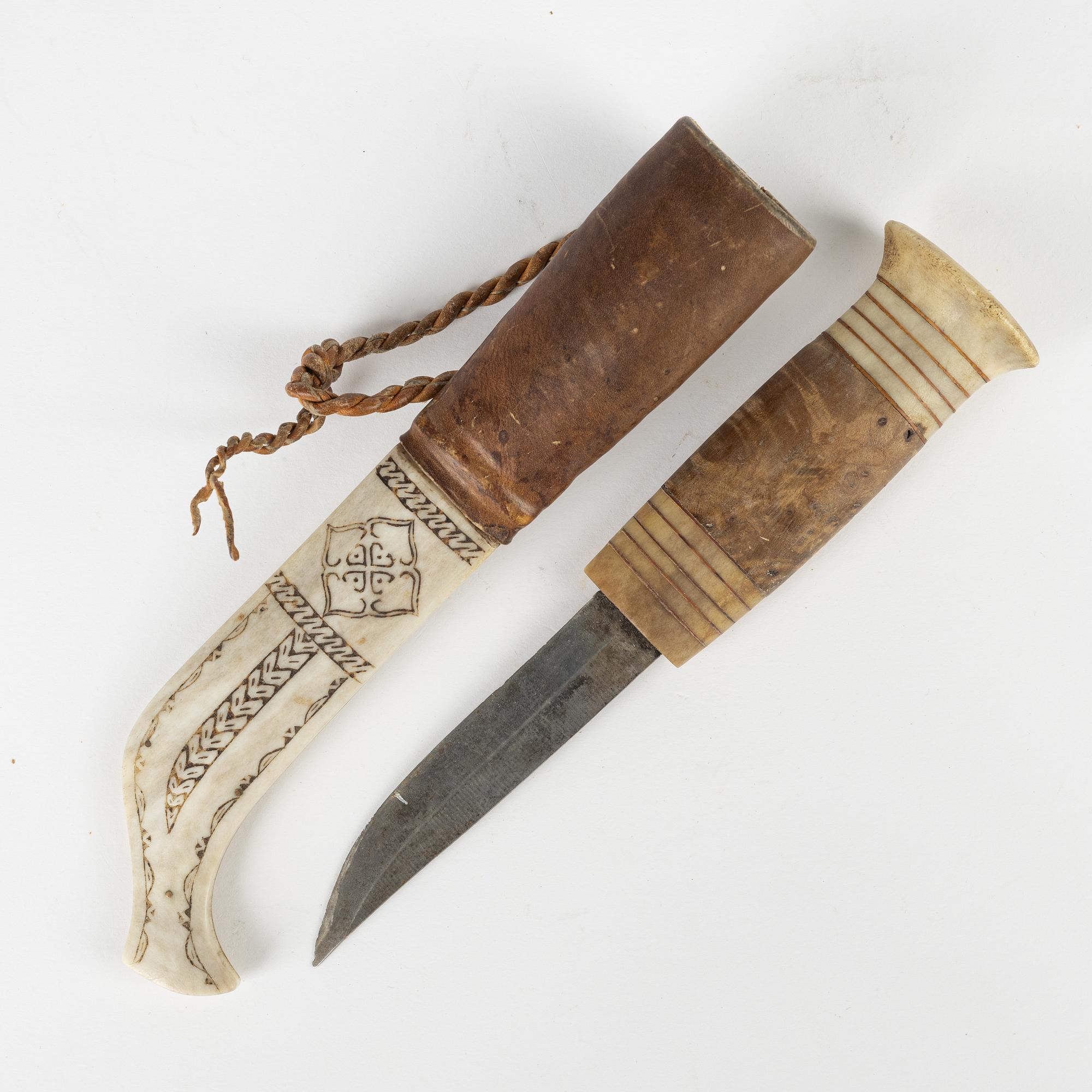 A reindeer horn knife attriburted to Hendrik Juuso, signed and dated -81 cm.