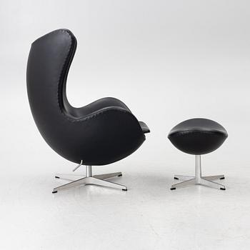 Arne Jacobsen, fåtölj med fotpall, "Ägget", Fritz Hansen, Danmark, 2022.