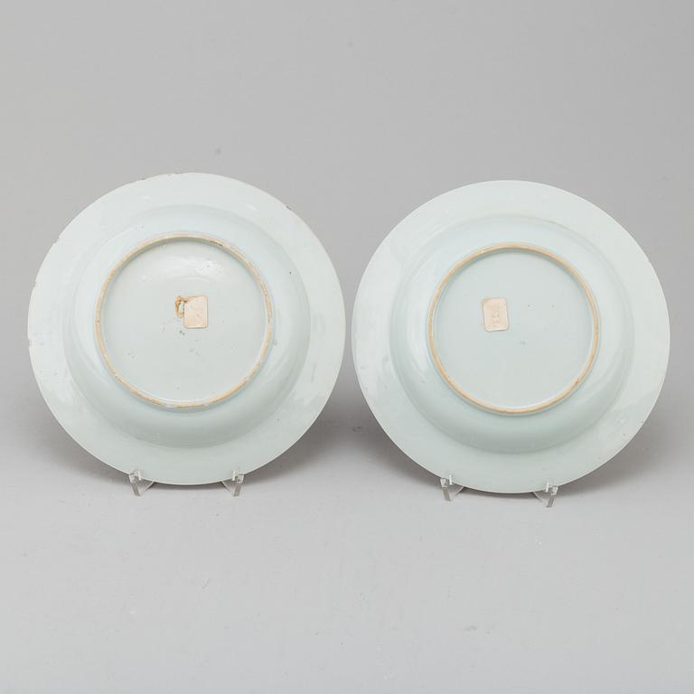 Two imari deep dishes, Qing dynasty, 18th century.