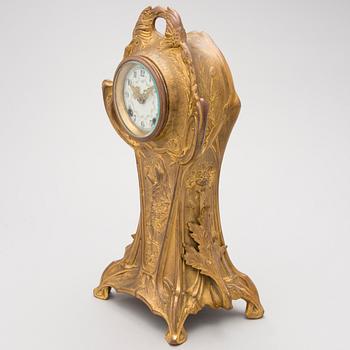 An art nouveau mantel clock from around 1900, manufactured by The New Haven Clock Co.