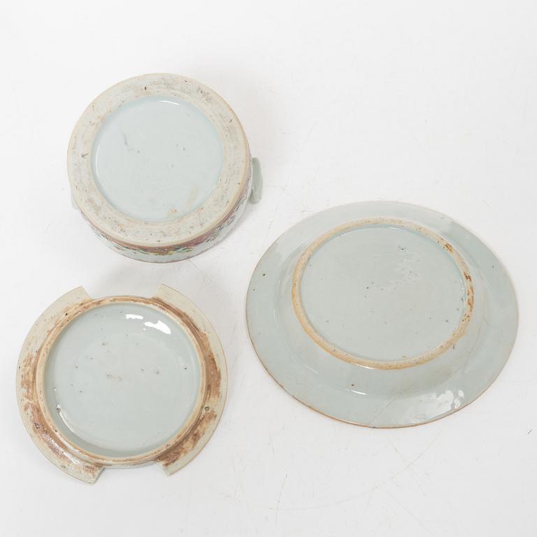 Karott med lock och fat, två saltkar, porslin, Kina, Qingdynastin, Qianlong (1736-95).