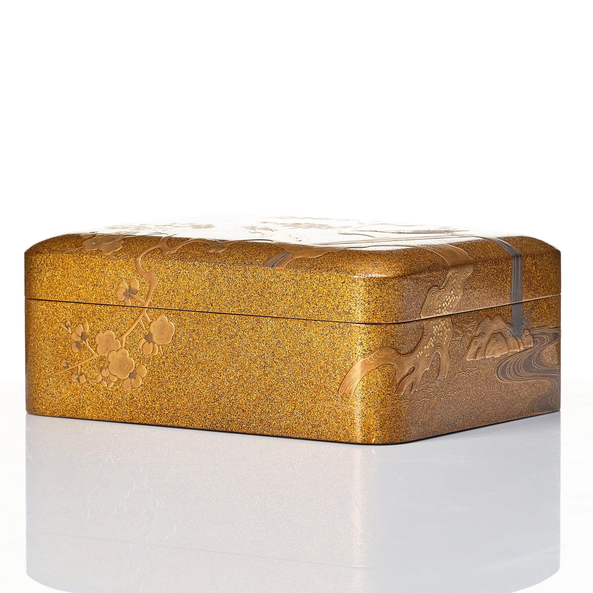 A Japanese lacquered bowl, box with cover and handle, 19th Century.