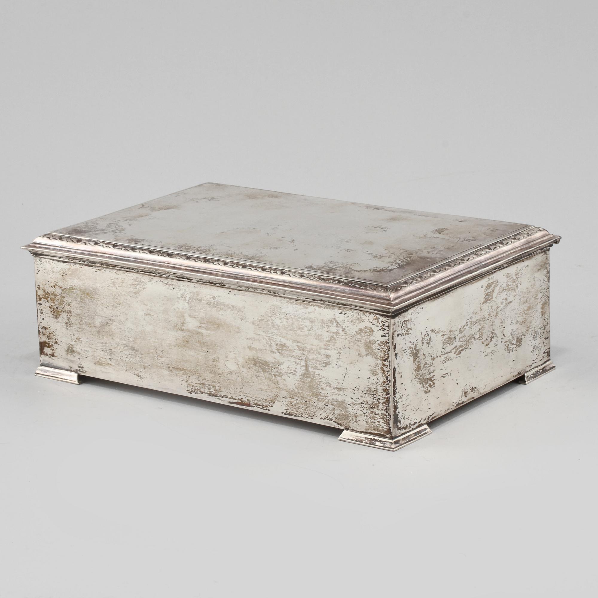 SKRIN, silver, importstämplar, omkring 1900-talets mitt. Vikt (exklusive träinredning) 800 g.