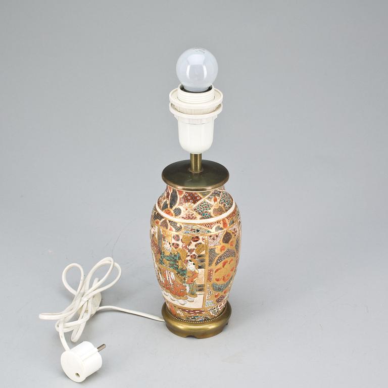 BORDSLAMPA, porslin, Satsuma, Japan, 1900-talets andra hälft.
