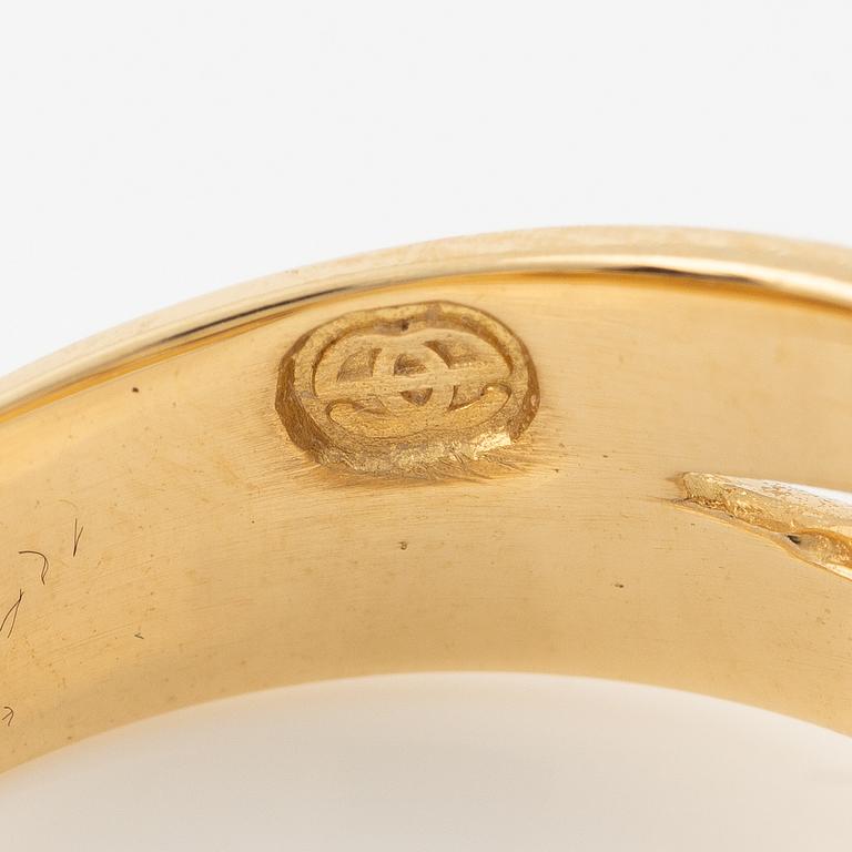 Ring, Engelbert, 18K guld med briljantslipade diamanter 0.24 ct totalt ingraverat, Stockholm 1996.