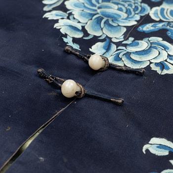 A Chinese silk robe, early 20th century.