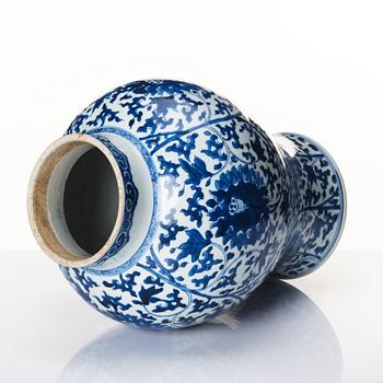 A blue and white lotus jar, Qing dynasty, Kangxi (1662-1722).