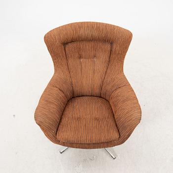 A 1970s easy chair.
