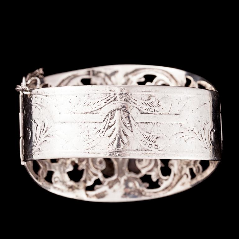ARMRING, österländskt silver, 1800/1900-talets slut. Importstämpel OW Helsingfors. Vikt 57,4 g.