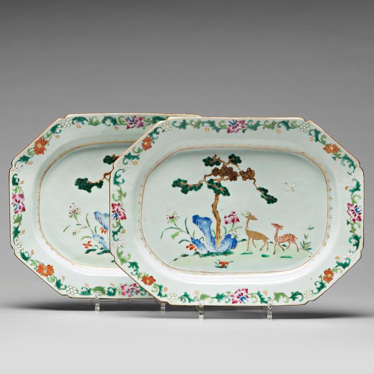SERVERINGSFAT, ett par, porslin. Qingdynastin, Qianlong (1736-95).