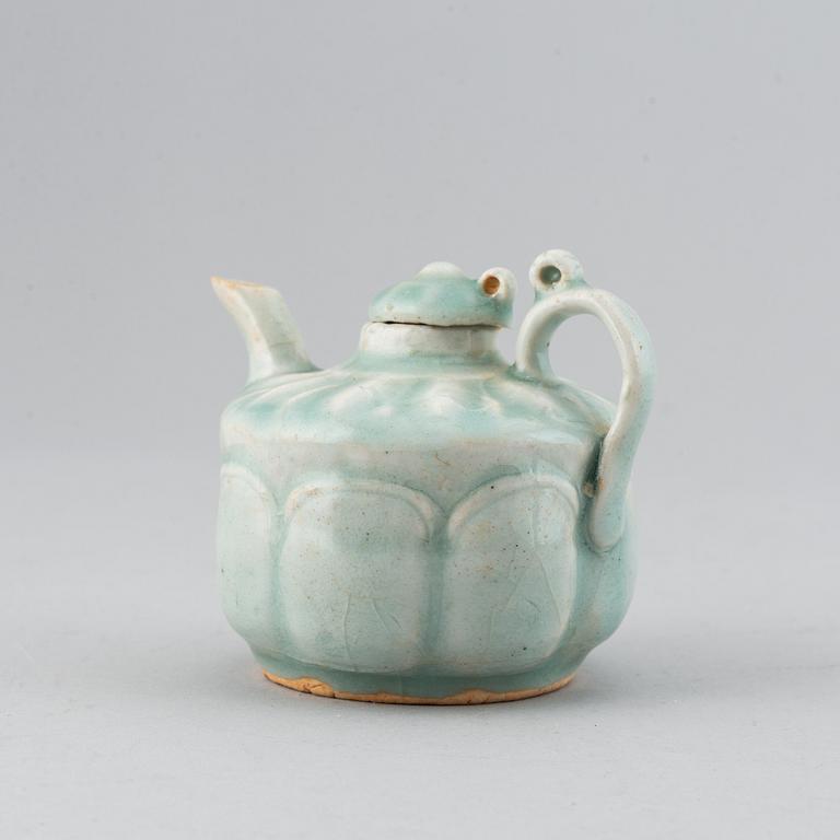 A pale celadon glazed ewer, Song/Yuan dyansty.