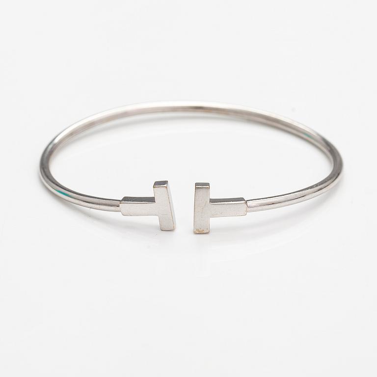 Tiffany & Co, A T wire bracelet in 18K white gold. Marked Tiffany & co, Italy.