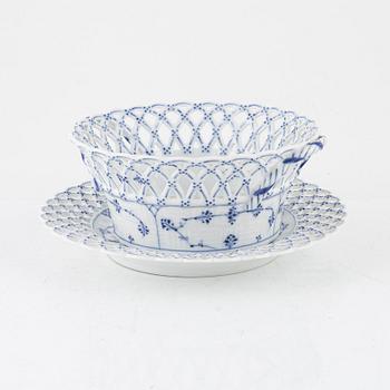 Royal Copenhagen, bowl and dish, porcelain, "Musselmalet", Denmark.