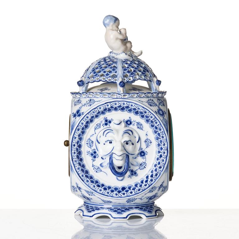 A Royal Copenhagen 'Musselmalet' / 'blue fluted full lace' table clock, Denmark, 1893-1900.