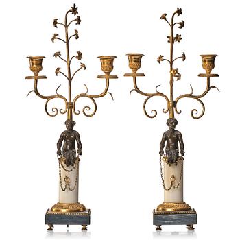121. Kandelabrar, ett par för två ljus, Frankrike 1700-talets slut, Directoire.