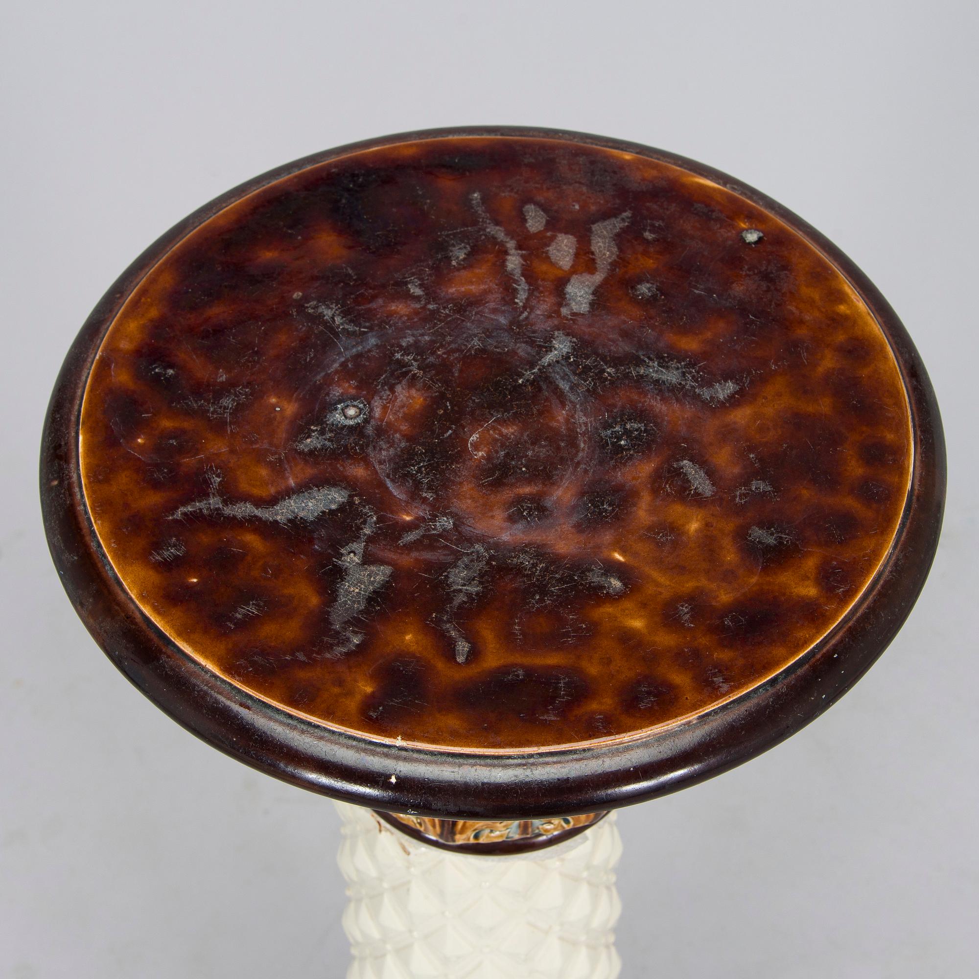 Kukkapylväs / jalusta, Arabia noin 1900.