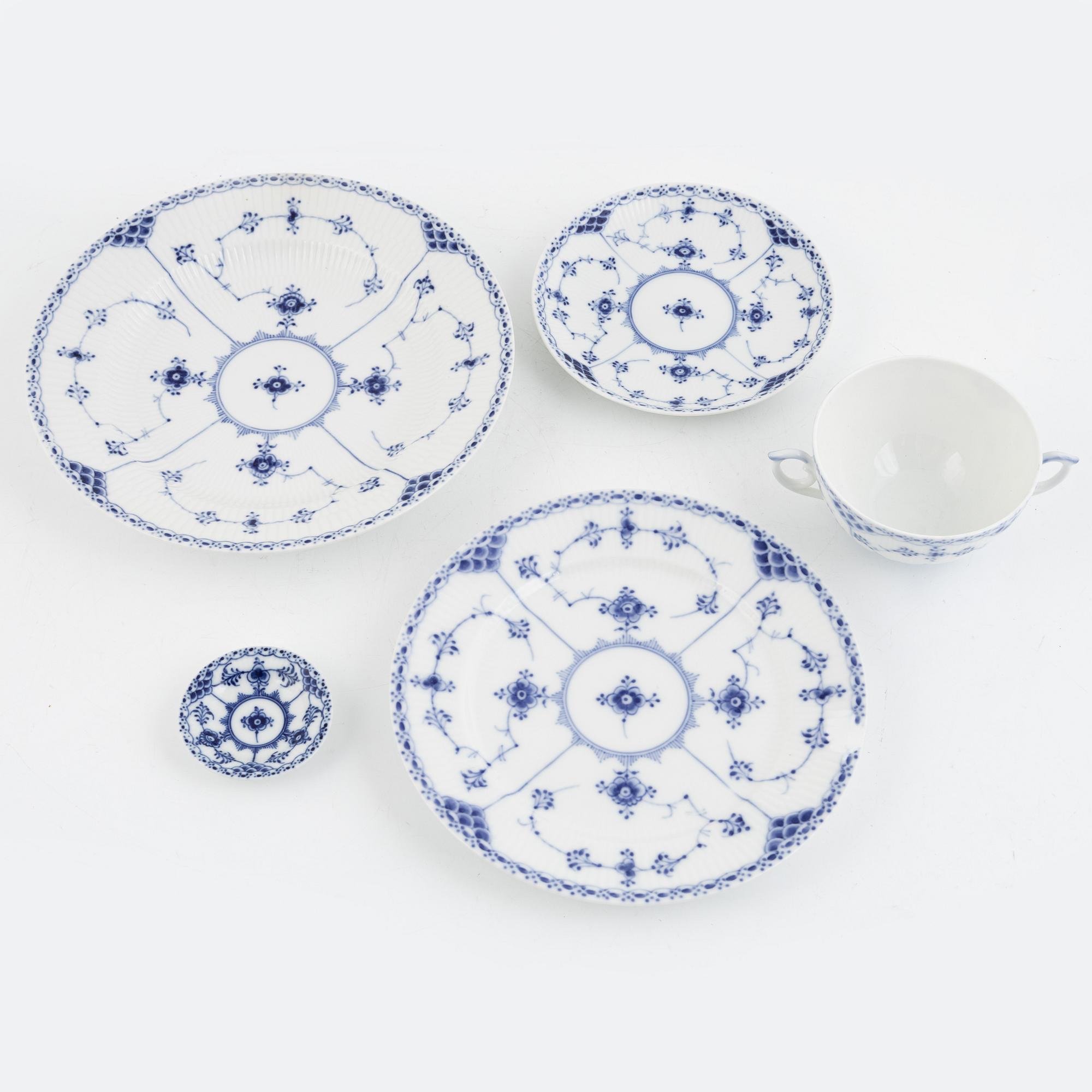 A 63-piece porscelain "Musselmalet" dinner service, Royal Copenhagen, Denmark + six napkins.