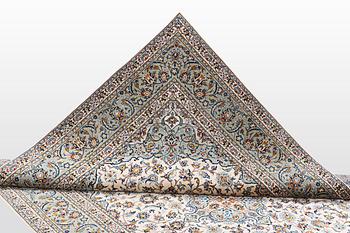 A carpet, Kashan 356 x 240 cm.