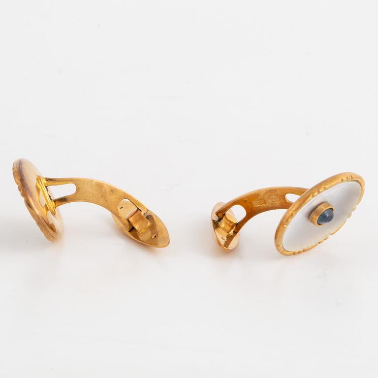 MANSCHETTKNAPPAR, 18K guld pärlemor och cabochonslipade safirer.
