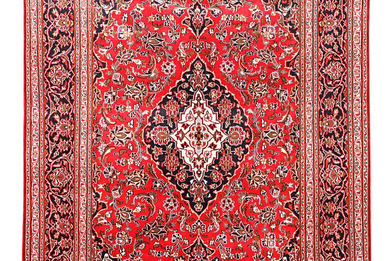 A Kashan carpet, c. 290 x 204 cm.