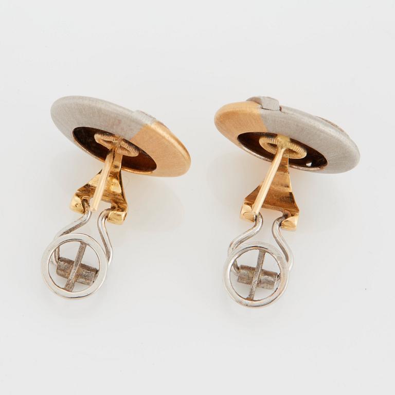 A pair of Paul Binder earrings in 18K gold and white gold set with round brilliant-cut diamonds.