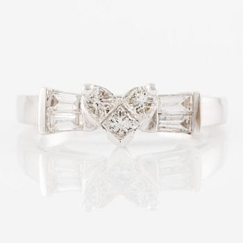 Ring 18K gold with diamonds in various cuts.