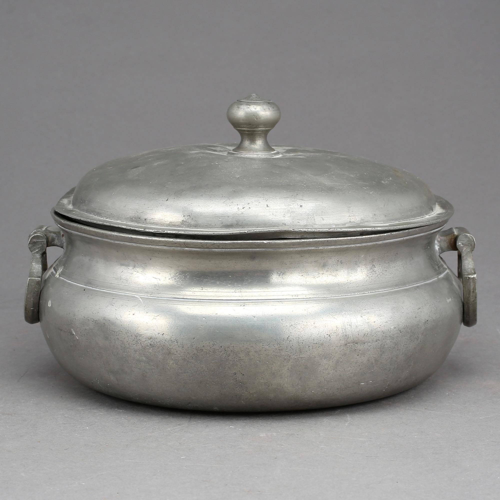 GRÖTSKÅL MED LOCK, tenn. Pehr Johan Mattsson, Mariestad, otydlig årsstämpel, troligen 1823.