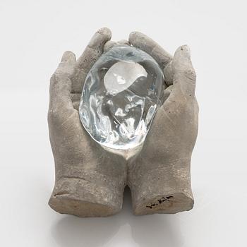 Sini Majuri, skulptur, "Crocodile's tear", signerad Sini Majuri, Suomenlinna 2022.