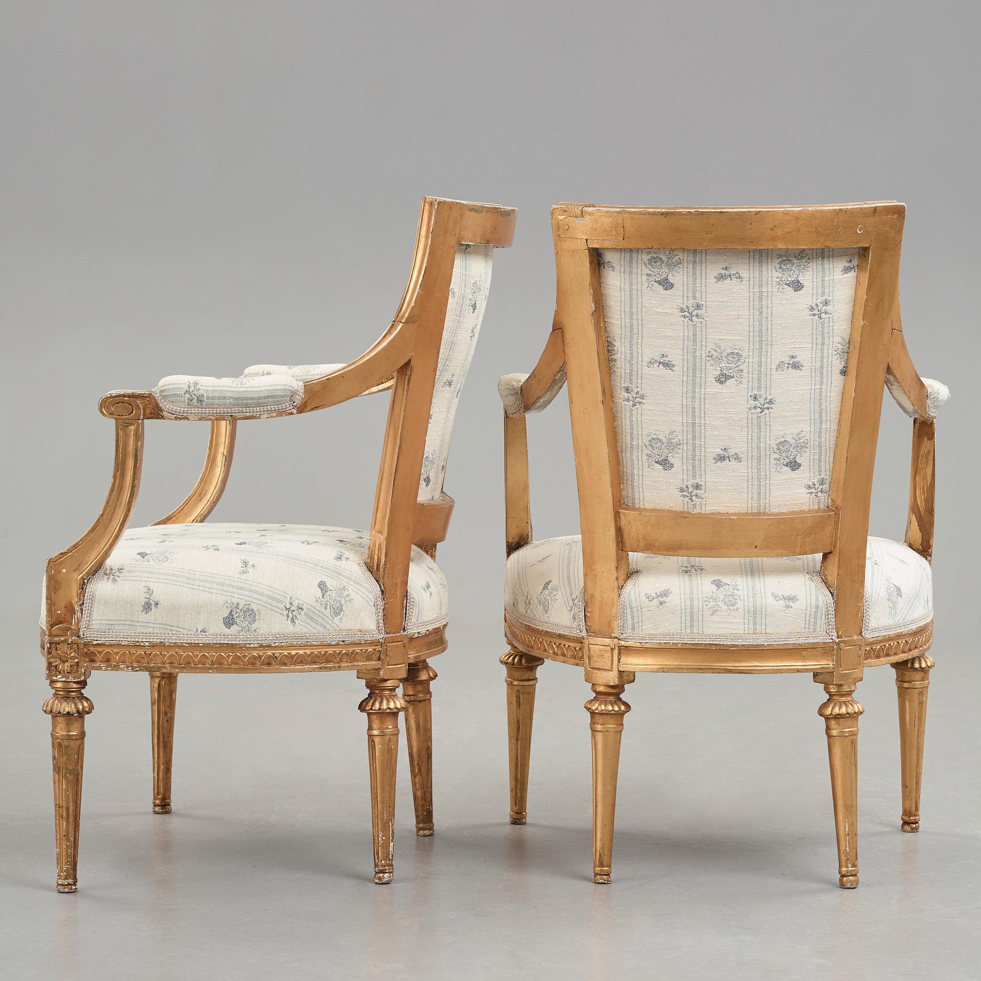 KARMSTOLAR, två stycken snarlika, en av Joseph Ruste (mästare i Stockholm 1772-1792), gustavianska.