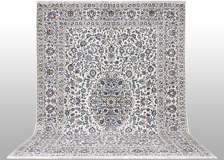 A carpet, Kashan, ca 482 x 343 cm.