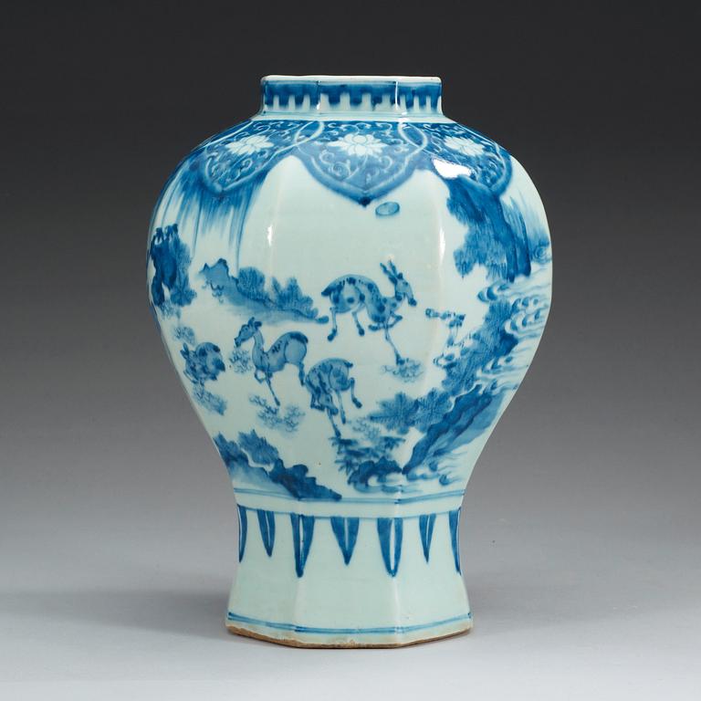 A blue and white Transitional jar, 17th Century.