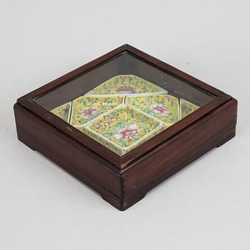 A Chinese caberet, nine pieces i a wooden  case, 20th Century.