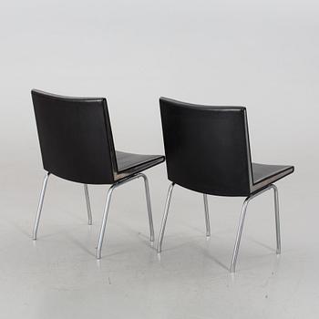 HANS J. WEGNER, a pair of "Lufthavnstolen" chairs, later part of the 20th century.