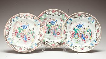 TALLRIKAR, 3 st. Porslin. Kina, Qianlong(1736-95).